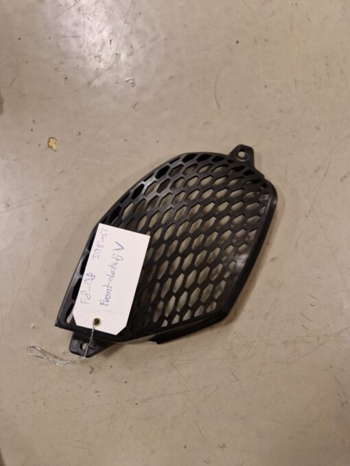 Plastdetalj Fram Vänster F8 -08