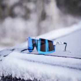 AMOQ Comet Solglasögon Vit Splash - Blå Spegellins